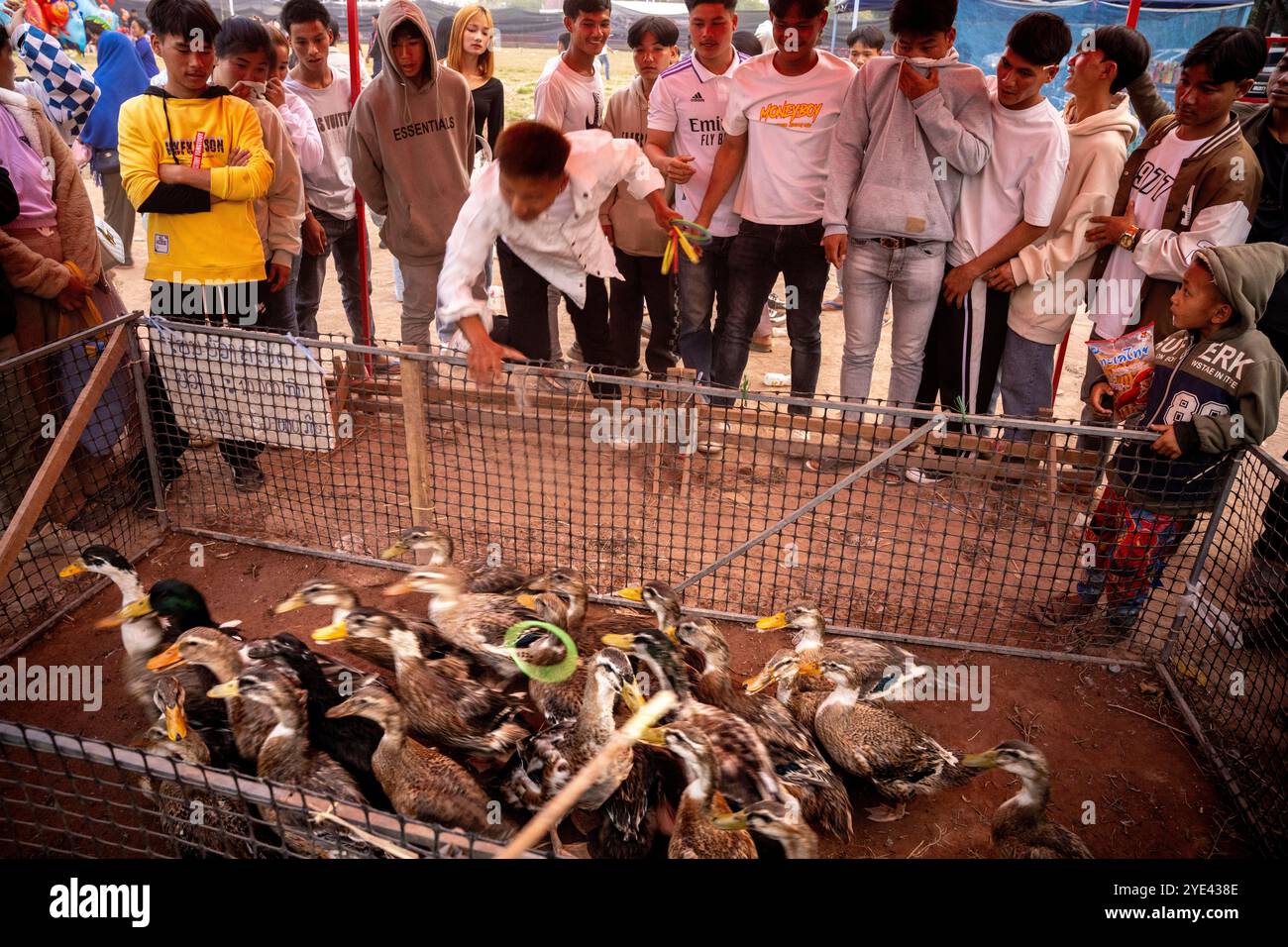 Tempelszene in Luang Prabang, Laos, mit Mönchen und Besuchern in einem offenen Moment. Stockfoto