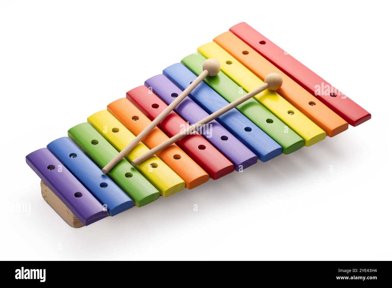 Buntes hölzernes Xylophon isoliert auf weißem Hintergrund, Musikerspielzeug für Kinder Stockfoto