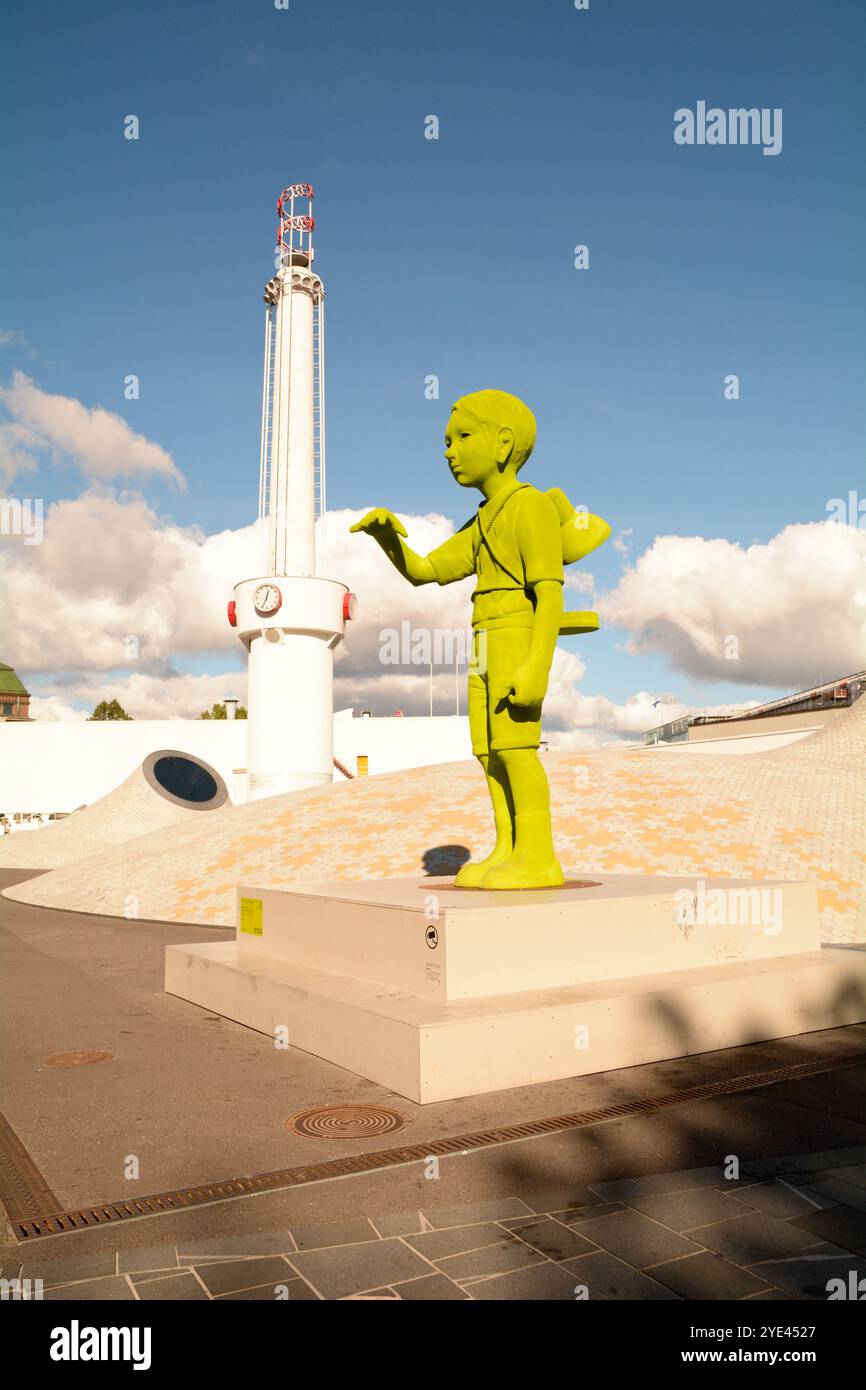 Kim Simonsson: Die Moosriesen im Innenhof von Amos Rex, Lasipalatsi-Platz in Helsinki - Finnland Stockfoto