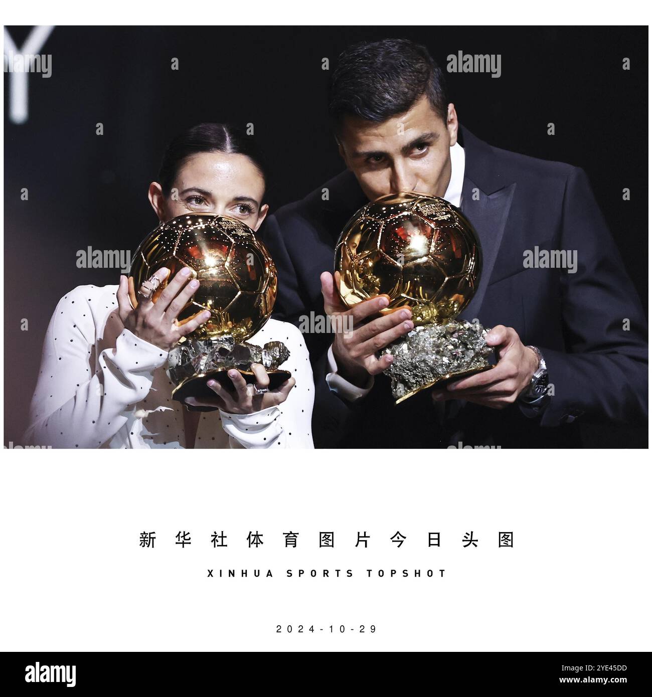 Peking, Frankreich. Oktober 2024. Barcelonas spanischer Spieler Aitana Bonmati (L) und Manchester Citys spanischer Spieler Rodri küssen ihre Trophäen während der Preisverleihung des Ballon d’Or France Football 2024 im Theatre du Chatelet in Paris, Frankreich, 28. Oktober 2024. Quelle: Gao Jing/Xinhua/Alamy Live News Stockfoto