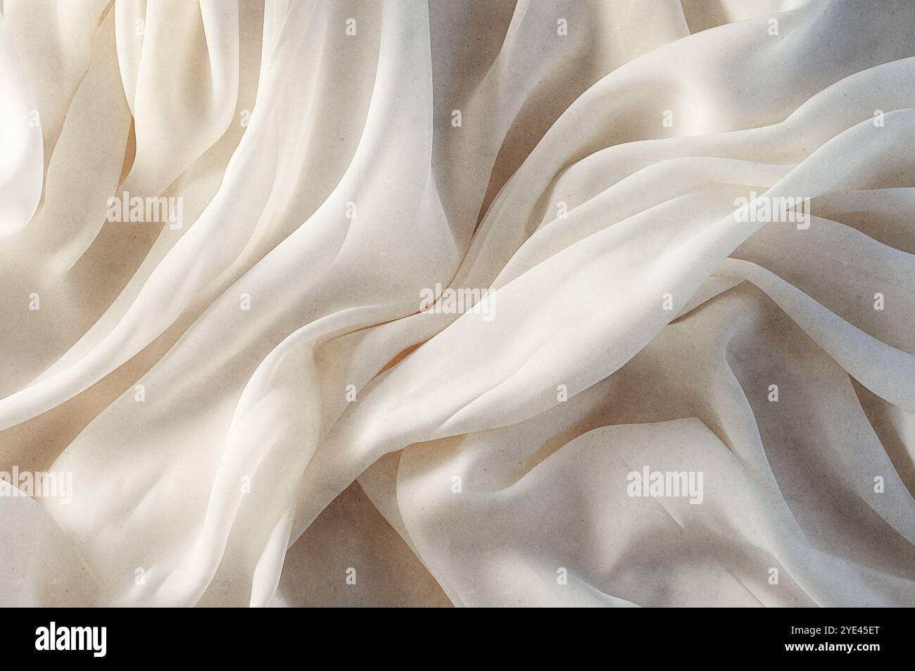 chiffon, durchscheinendes Material. Draufsicht. Falten aus leichtem Material. Hochzeit Hintergrund. Weißer luxuriöser Hintergrund, der Stoff liegt in weichen Wellen. Stockfoto