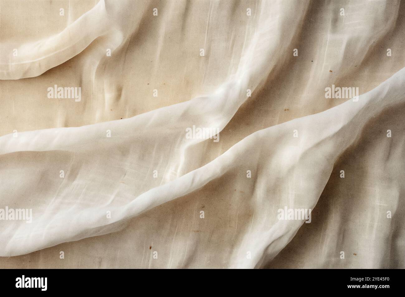 chiffon, durchscheinendes Material. Draufsicht. Falten aus leichtem Material. Hochzeit Hintergrund. Weißer luxuriöser Hintergrund, der Stoff liegt in weichen Wellen. Stockfoto