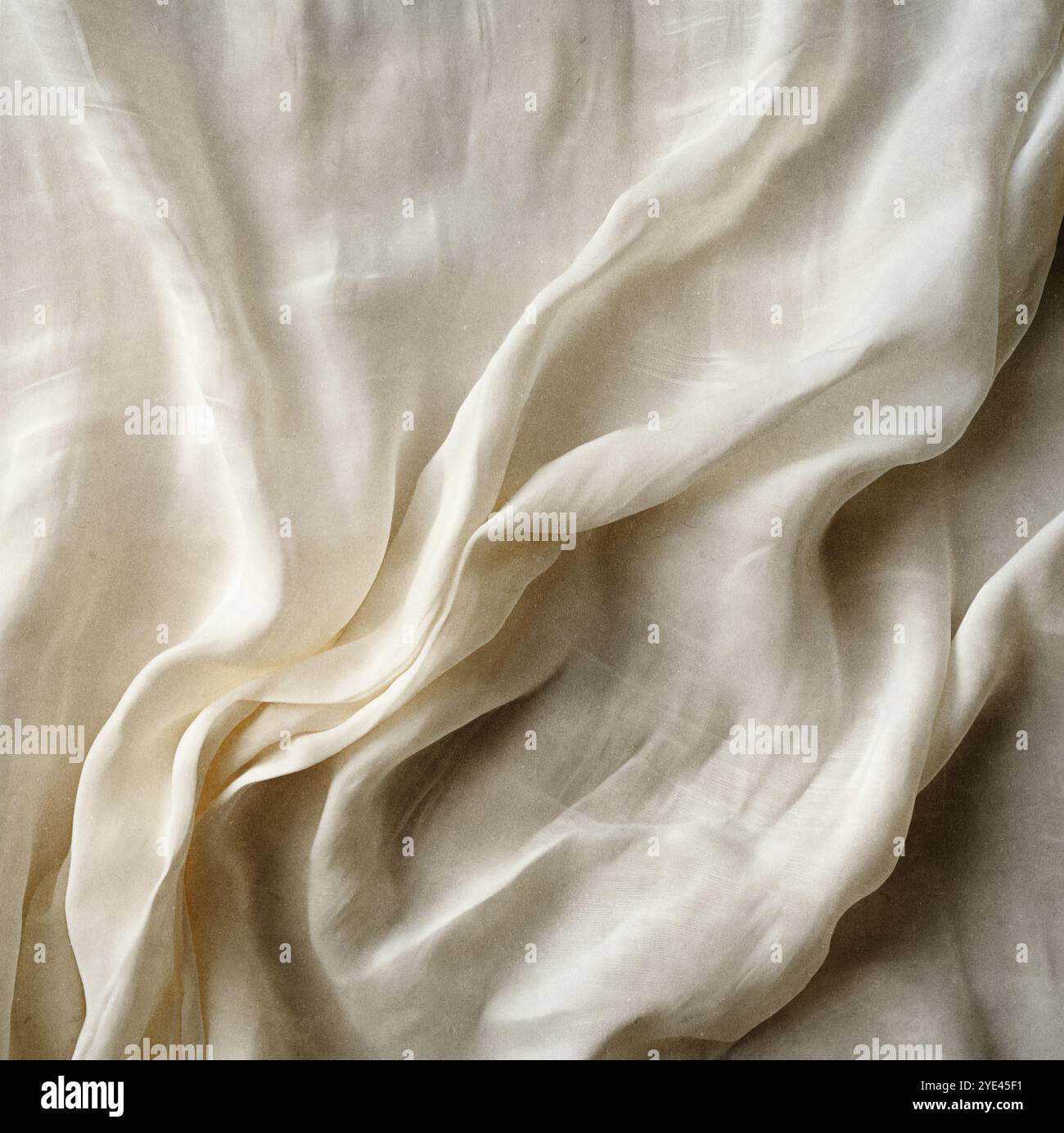 chiffon, durchscheinendes Material. Draufsicht. Falten aus leichtem Material. Hochzeit Hintergrund. Weißer luxuriöser Hintergrund, der Stoff liegt in weichen Wellen. Stockfoto