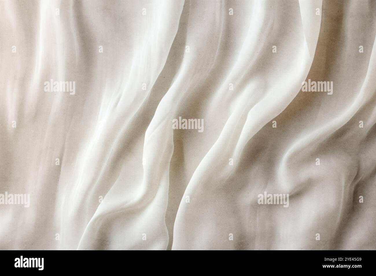 chiffon, durchscheinendes Material. Draufsicht. Falten aus leichtem Material. Hochzeit Hintergrund. Weißer luxuriöser Hintergrund, der Stoff liegt in weichen Wellen. Stockfoto