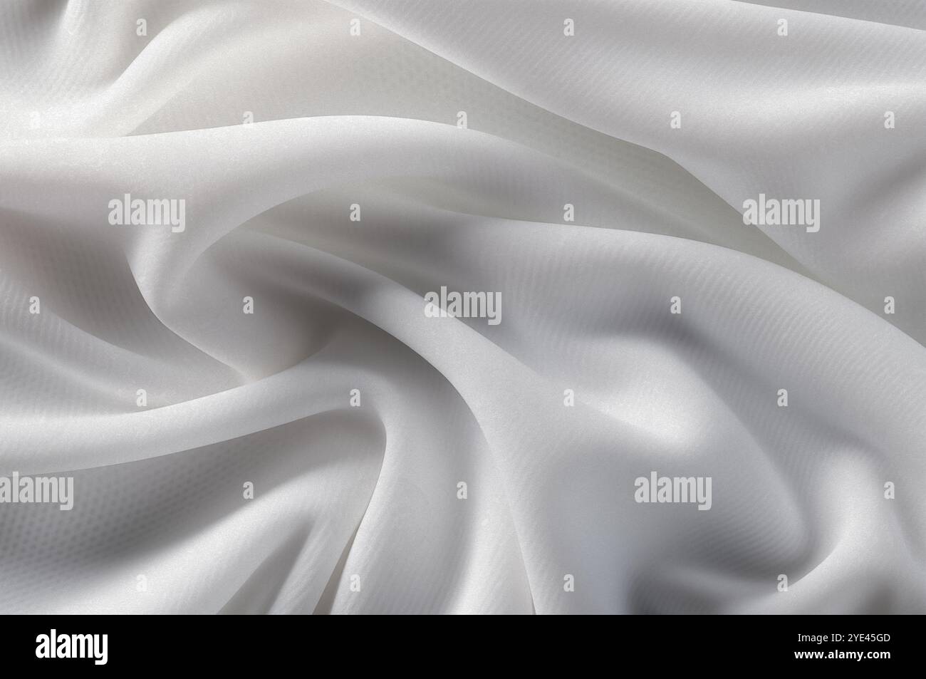 chiffon, durchscheinendes Material. Draufsicht. Falten aus leichtem Material. Hochzeit Hintergrund. Weißer luxuriöser Hintergrund, der Stoff liegt in weichen Wellen. Stockfoto