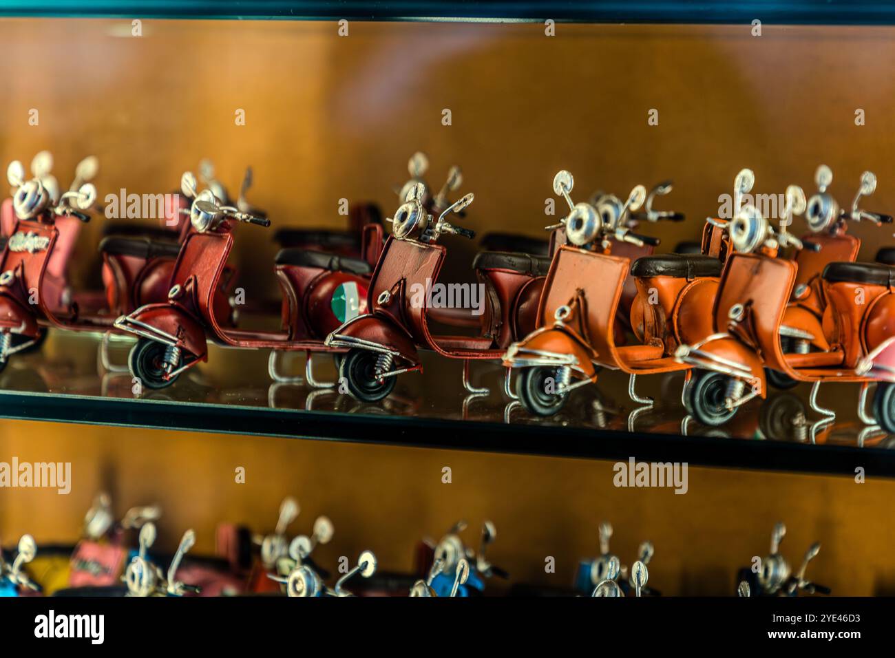 Vespas in einer Ladenanzeige modellieren. Via Giovanni Massei, Bologna, Emilia-Romagna, Italien Stockfoto