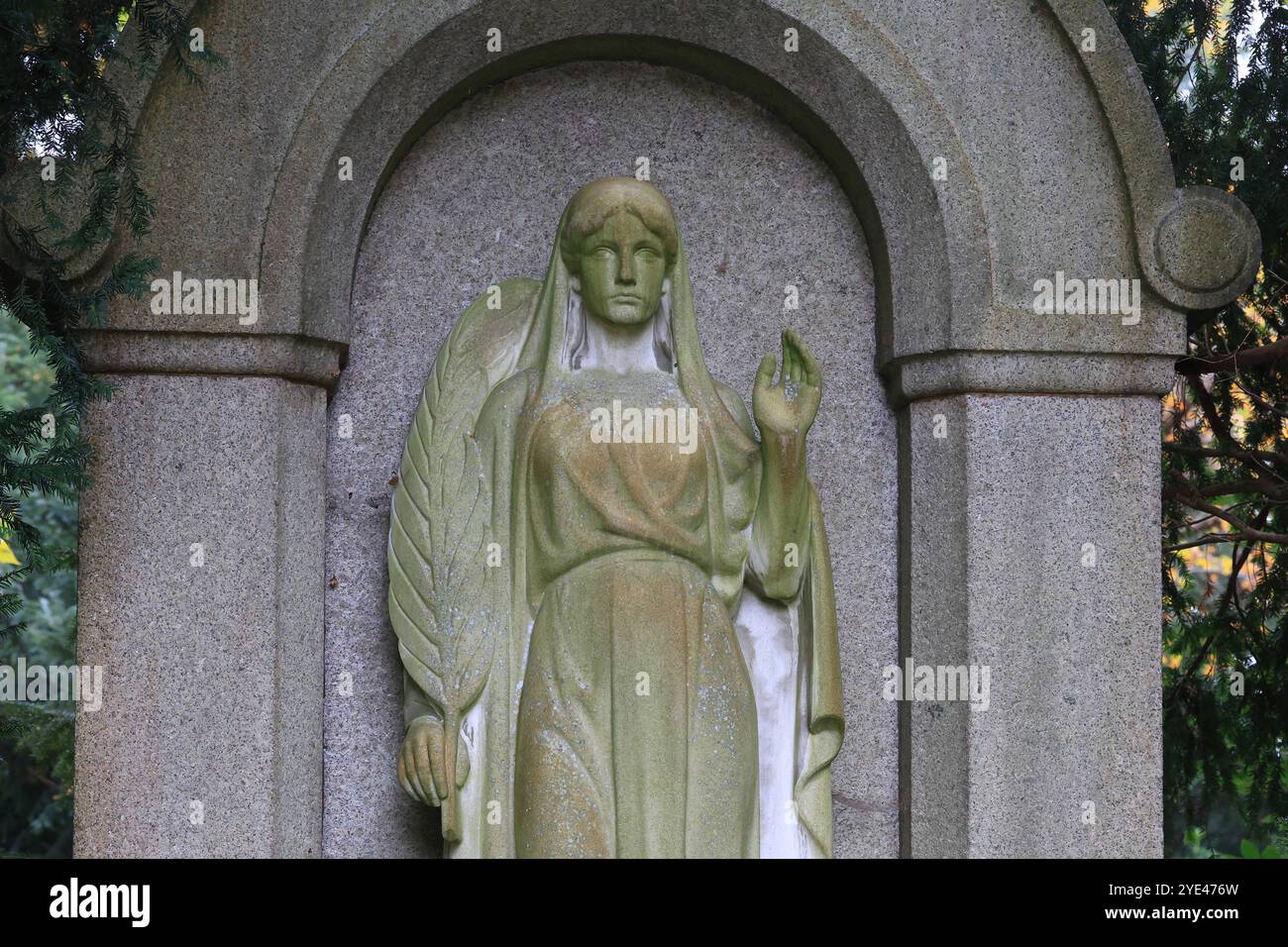 Niedersachsen, Hannover, der Stadtfriedhof Engesohde ist einer der ältesten Friedhöfe von Hannover. Er wurde von 1861 bis 1864 angelegt und liegt heute im Stadtteil Südstadt. Friedhof, Gräber, Grabsteine, totensonntag Volkstrauertag, Allerheiligen, Trauer, Engel. *** Niedersachsen, Hannover, der Stadtfriedhof Engesohde ist einer der ältesten Friedhöfe Hannovers Er wurde von 1861 bis 1864 angelegt und befindet sich heute im Südstädter Stadtfriedhof, Gräber, Grabsteine, Totensonntag Volkstrauertag, Allerheiligen, Trauer, Engel Stockfoto