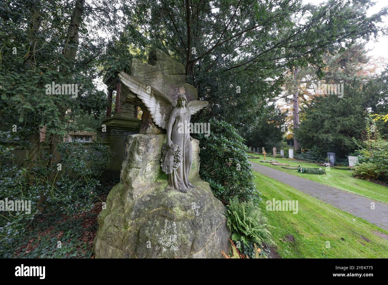 Niedersachsen, Hannover, der Stadtfriedhof Engesohde ist einer der ältesten Friedhöfe von Hannover. Er wurde von 1861 bis 1864 angelegt und liegt heute im Stadtteil Südstadt. Friedhof, Gräber, Grabsteine, totensonntag Volkstrauertag, Allerheiligen, Trauer, Engel. *** Niedersachsen, Hannover, der Stadtfriedhof Engesohde ist einer der ältesten Friedhöfe Hannovers Er wurde von 1861 bis 1864 angelegt und befindet sich heute im Südstädter Stadtfriedhof, Gräber, Grabsteine, Totensonntag Volkstrauertag, Allerheiligen, Trauer, Engel Stockfoto