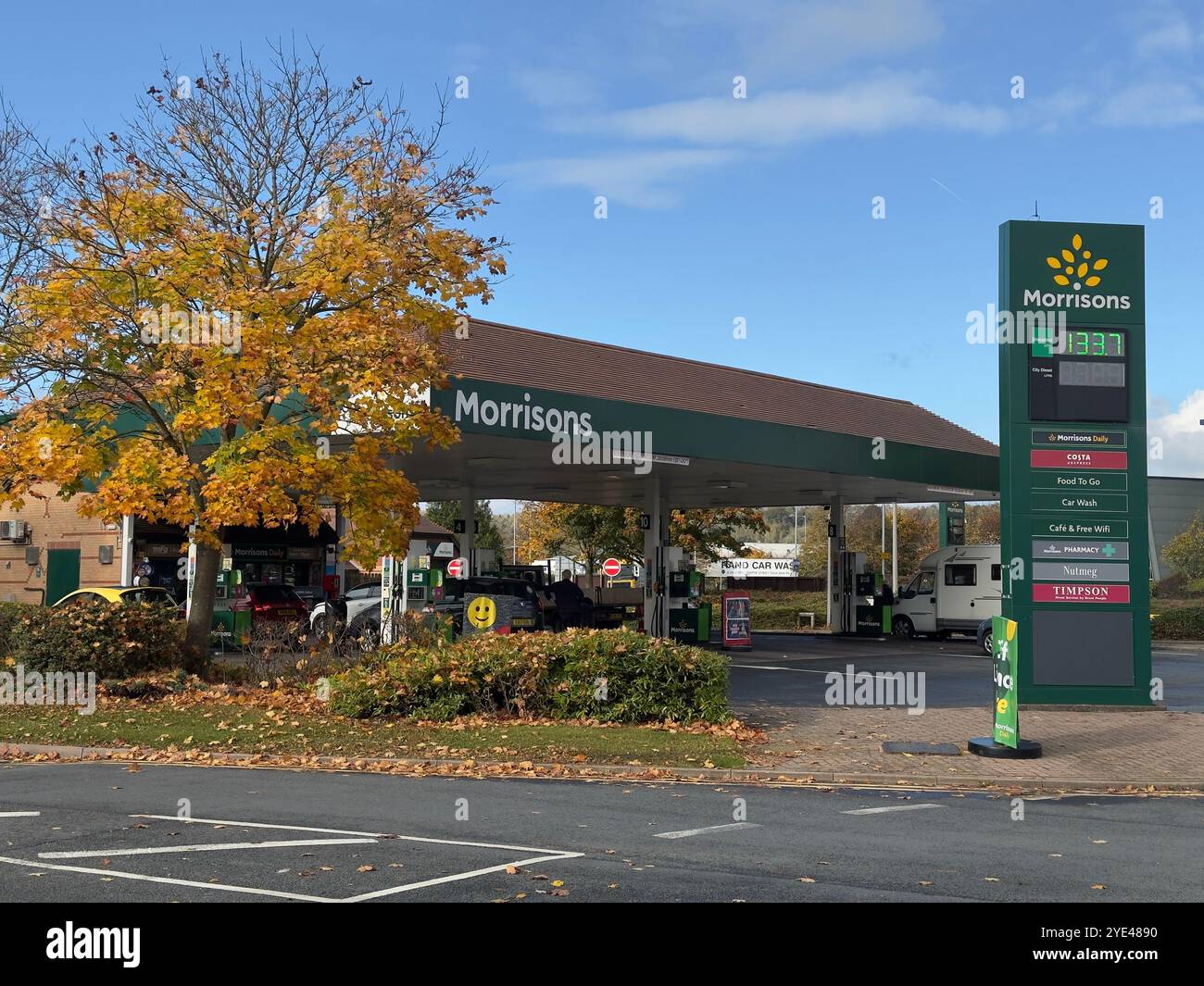 Morrisons Tankstelle an der Wellington Road Burton-on-Trent. Unverbleites Benzin mit 133,7 Pence pro Liter vor dem Budget im Oktober 2024 - Smartphone-aufgenommenes Stockfoto