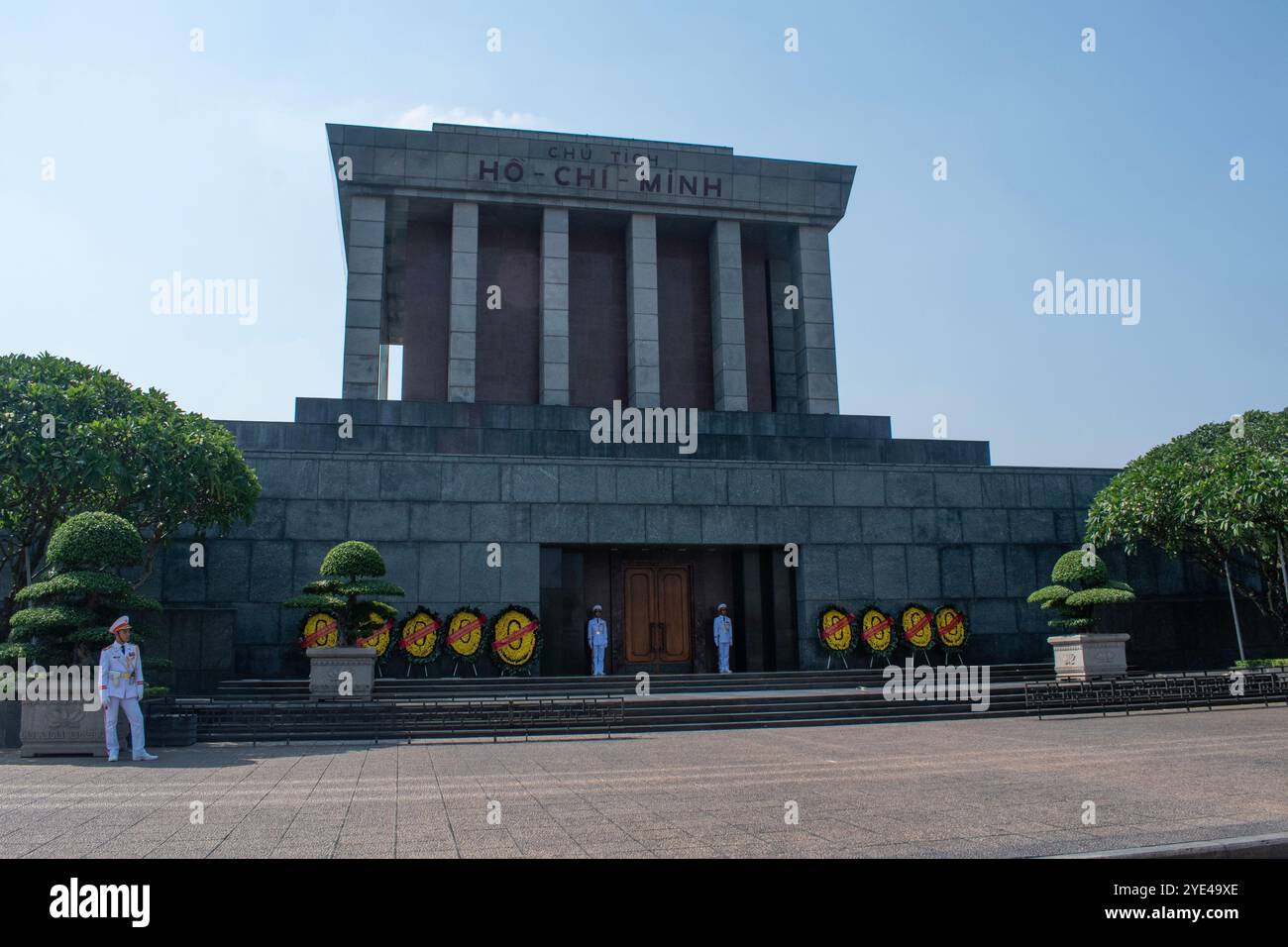 Hanoi, Vietnam: Die Ehrengarde im Ho-Chi-Minh-Mausoleum, dem Grabdenkmal von 1975, das dem vietnamesischen Führer Ho-Chi-Minh auf dem Ba-Dinh-Platz gewidmet ist Stockfoto