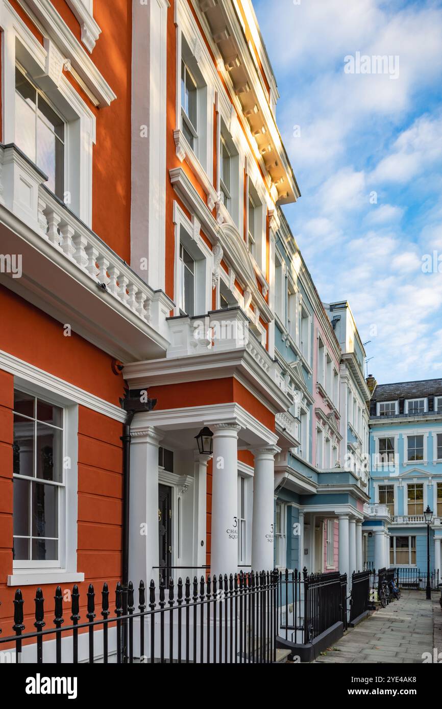 Farbenfrohe italienische Reihenhäuser am Chalcot Square in Primrose Hill, London. Stockfoto