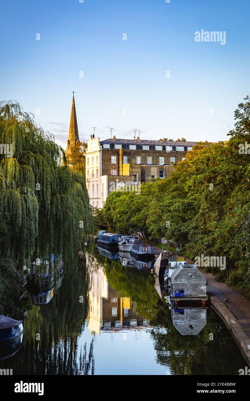 Regent's Canal in Primrose Hill, London, mit St. Mark's Church in Regent’s Park in der Ferne. Stockfoto