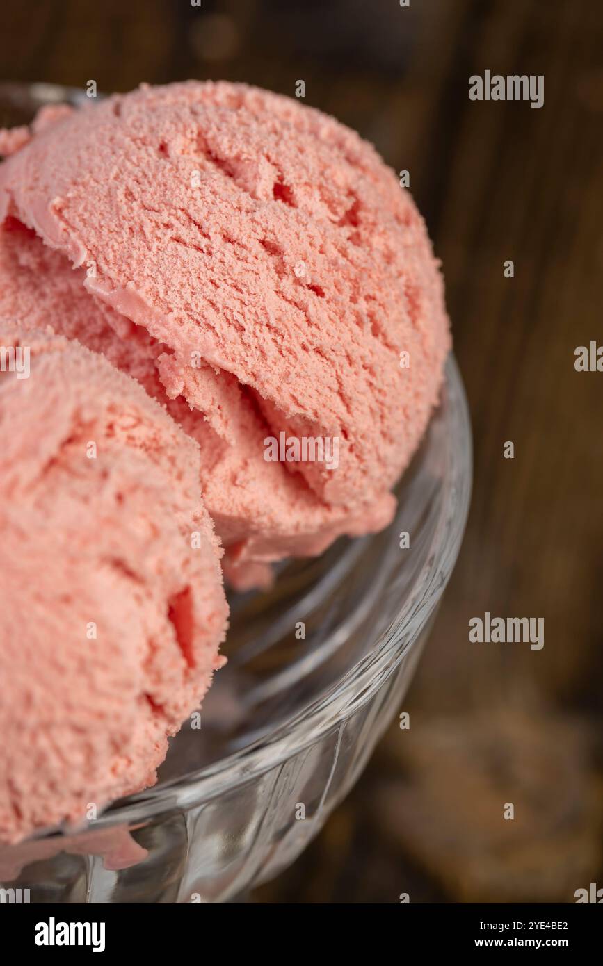 Süßes, cremiges Eis mit Erdbeergeschmack in der Nähe, rotes Erdbeereis Stockfoto