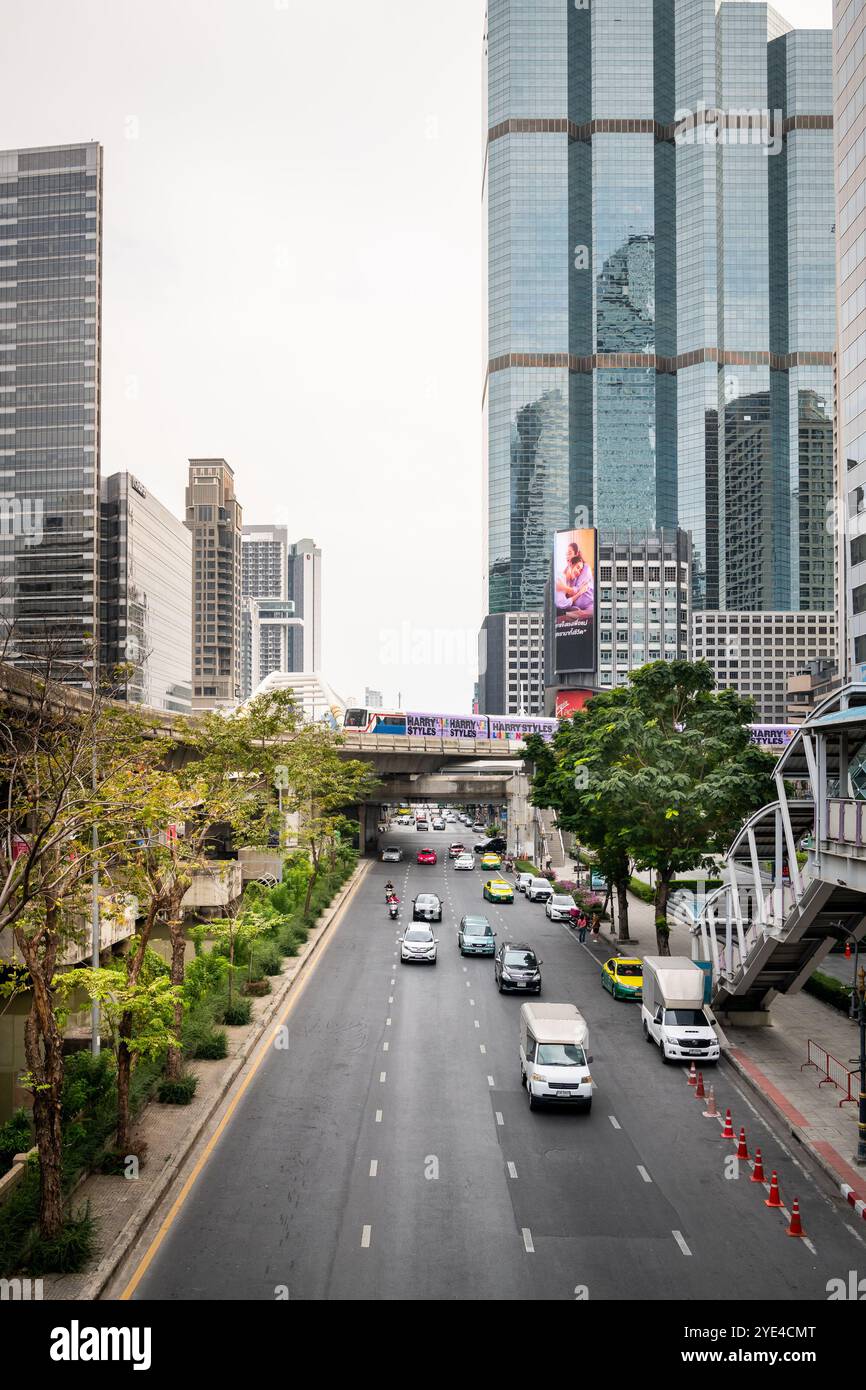 Blick auf den Chong Nonsi Sky Train Bahnhof Bangkok. N. Sathon Rd. Lernt Naradhiwas Rajanagarinda Rd. Kennen Dies ist das Geschäftsviertel von Bangkok. Stockfoto