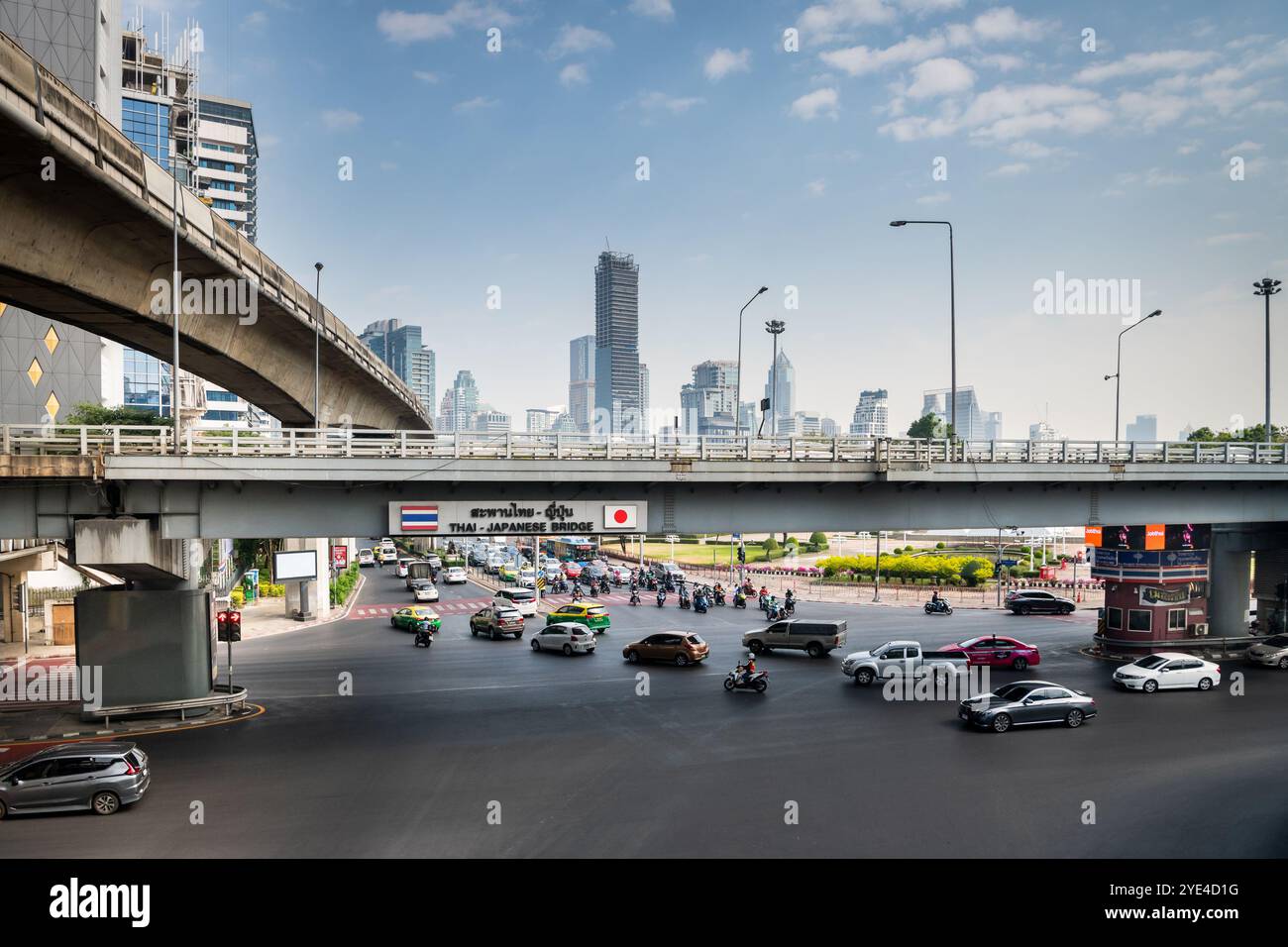 Blick auf die thailändische japanische Freundschaftsbrücke Bangkok. Die Silom Rd überquert die Rama 4. Mit dem Lumpini Park auf der rechten Seite. Die Ratchadamri Rd führt nach Norden. Stockfoto