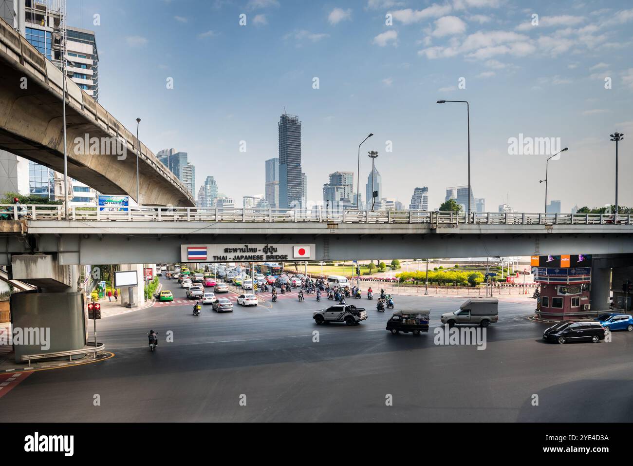 Blick auf die thailändische japanische Freundschaftsbrücke Bangkok. Die Silom Rd überquert die Rama 4. Mit dem Lumpini Park auf der rechten Seite. Die Ratchadamri Rd führt nach Norden. Stockfoto