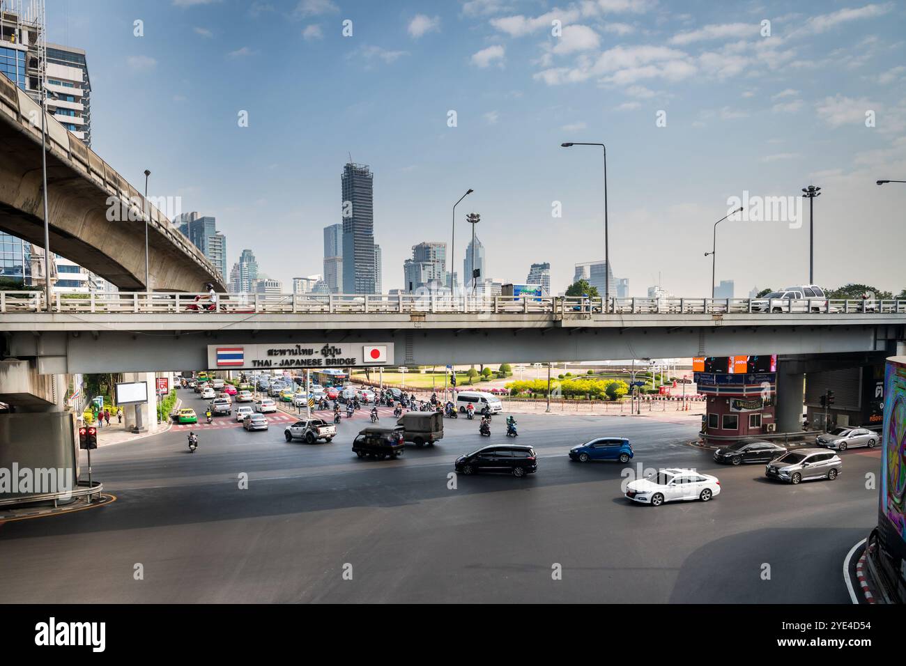 Blick auf die thailändische japanische Freundschaftsbrücke Bangkok. Die Silom Rd überquert die Rama 4. Mit dem Lumpini Park auf der rechten Seite. Die Ratchadamri Rd führt nach Norden. Stockfoto
