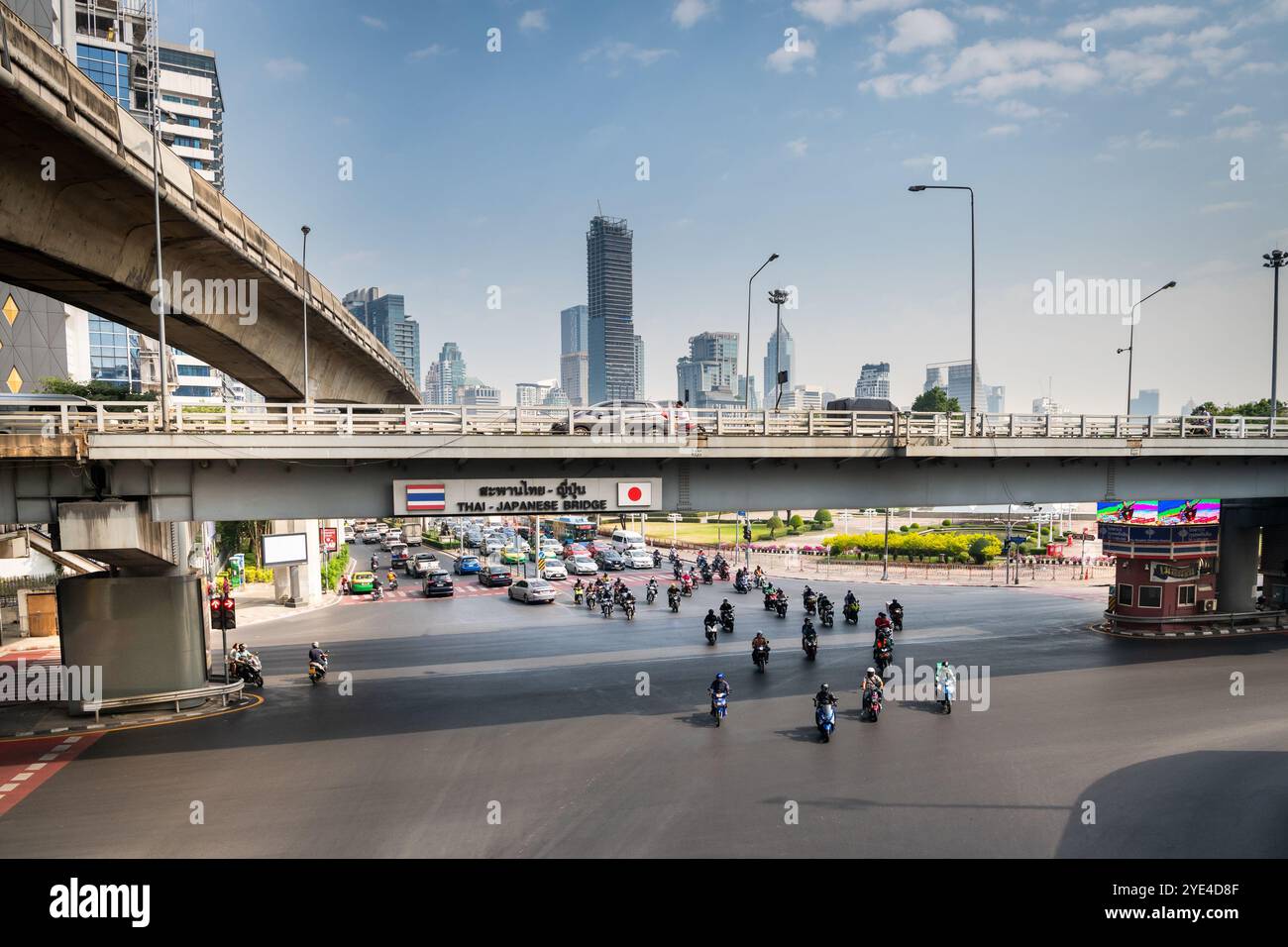 Blick auf die thailändische japanische Freundschaftsbrücke Bangkok. Die Silom Rd überquert die Rama 4. Mit dem Lumpini Park auf der rechten Seite. Die Ratchadamri Rd führt nach Norden. Stockfoto