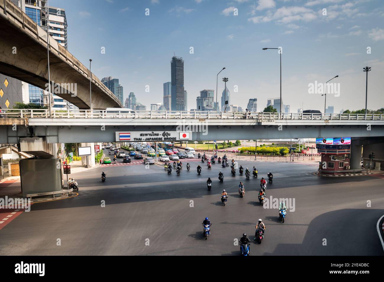 Blick auf die thailändische japanische Freundschaftsbrücke Bangkok. Die Silom Rd überquert die Rama 4. Mit dem Lumpini Park auf der rechten Seite. Die Ratchadamri Rd führt nach Norden. Stockfoto