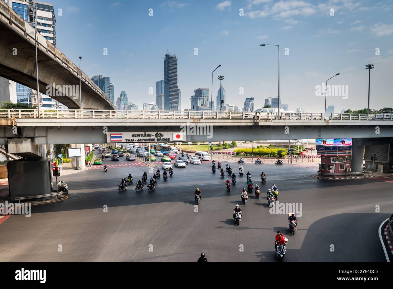 Blick auf die thailändische japanische Freundschaftsbrücke Bangkok. Die Silom Rd überquert die Rama 4. Mit dem Lumpini Park auf der rechten Seite. Die Ratchadamri Rd führt nach Norden. Stockfoto