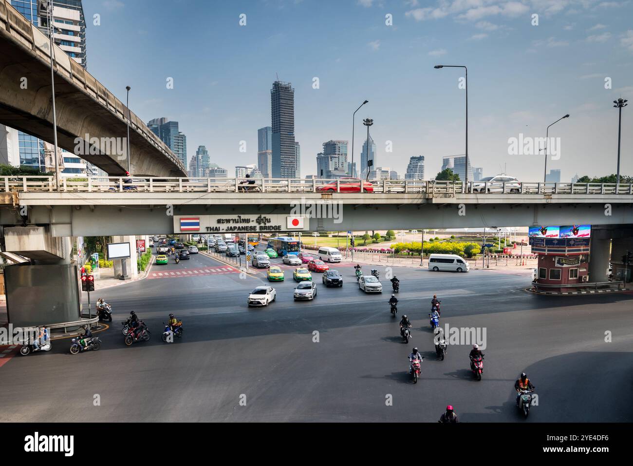 Blick auf die thailändische japanische Freundschaftsbrücke Bangkok. Die Silom Rd überquert die Rama 4. Mit dem Lumpini Park auf der rechten Seite. Die Ratchadamri Rd führt nach Norden. Stockfoto