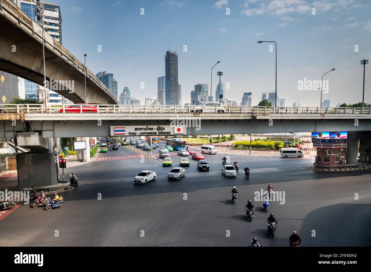 Blick auf die thailändische japanische Freundschaftsbrücke Bangkok. Die Silom Rd überquert die Rama 4. Mit dem Lumpini Park auf der rechten Seite. Die Ratchadamri Rd führt nach Norden. Stockfoto