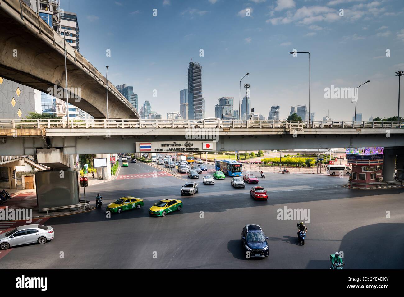 Blick auf die thailändische japanische Freundschaftsbrücke Bangkok. Die Silom Rd überquert die Rama 4. Mit dem Lumpini Park auf der rechten Seite. Die Ratchadamri Rd führt nach Norden. Stockfoto