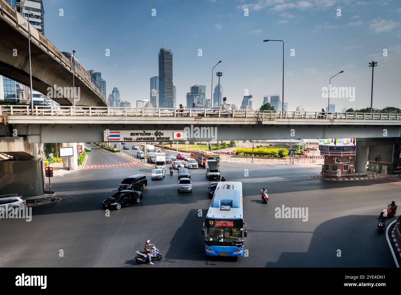 Blick auf die thailändische japanische Freundschaftsbrücke Bangkok. Die Silom Rd überquert die Rama 4. Mit dem Lumpini Park auf der rechten Seite. Die Ratchadamri Rd führt nach Norden. Stockfoto