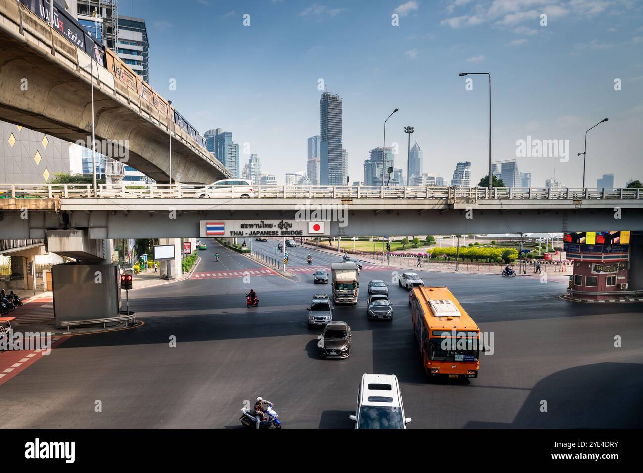 Blick auf die thailändische japanische Freundschaftsbrücke Bangkok. Die Silom Rd überquert die Rama 4. Mit dem Lumpini Park auf der rechten Seite. Die Ratchadamri Rd führt nach Norden. Stockfoto