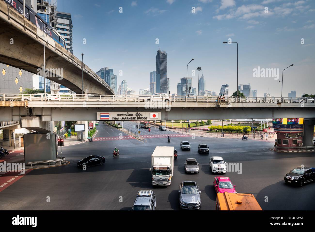 Blick auf die thailändische japanische Freundschaftsbrücke Bangkok. Die Silom Rd überquert die Rama 4. Mit dem Lumpini Park auf der rechten Seite. Die Ratchadamri Rd führt nach Norden. Stockfoto