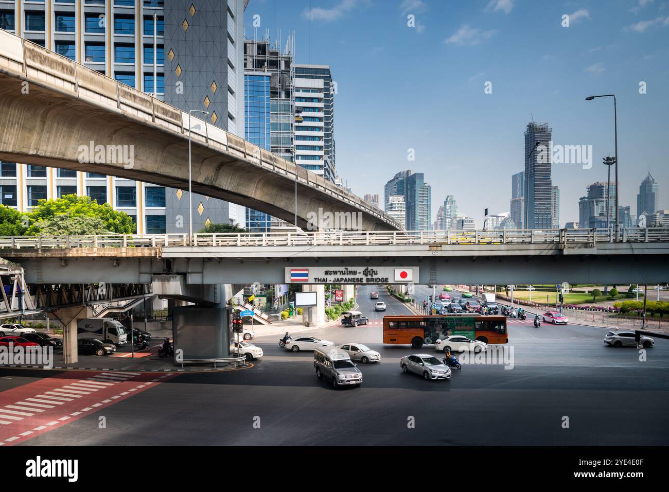 Blick auf die thailändische japanische Freundschaftsbrücke Bangkok. Die Silom Rd überquert die Rama 4. Mit dem Lumpini Park auf der rechten Seite. Die Ratchadamri Rd führt nach Norden. Stockfoto