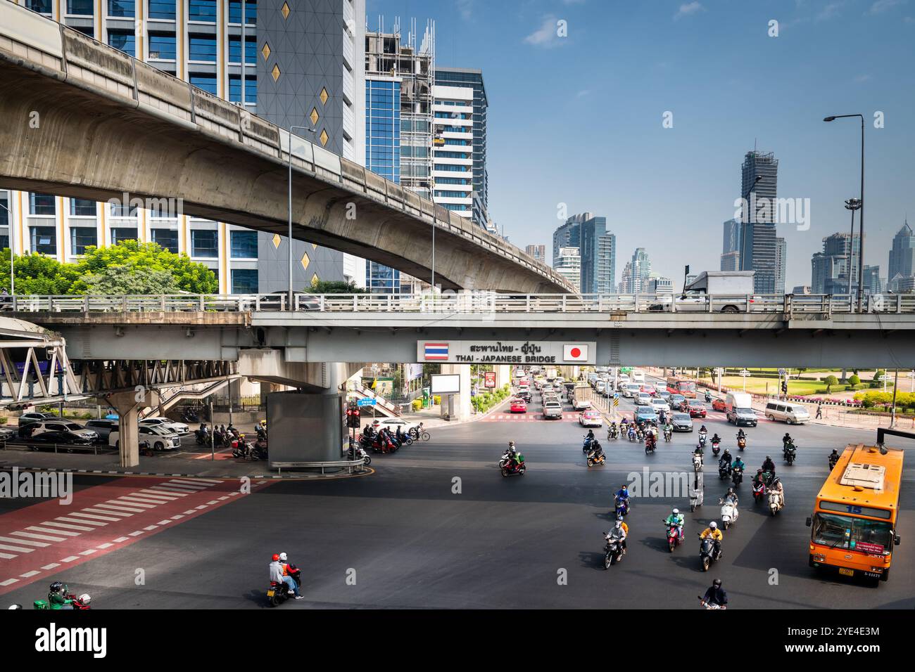Blick auf die thailändische japanische Freundschaftsbrücke Bangkok. Die Silom Rd überquert die Rama 4. Mit dem Lumpini Park auf der rechten Seite. Die Ratchadamri Rd führt nach Norden. Stockfoto