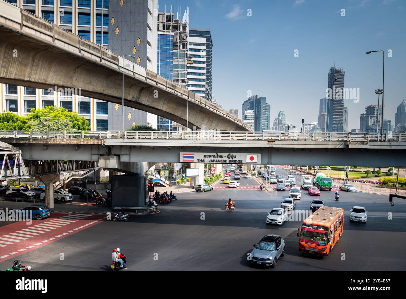 Blick auf die thailändische japanische Freundschaftsbrücke Bangkok. Die Silom Rd überquert die Rama 4. Mit dem Lumpini Park auf der rechten Seite. Die Ratchadamri Rd führt nach Norden. Stockfoto