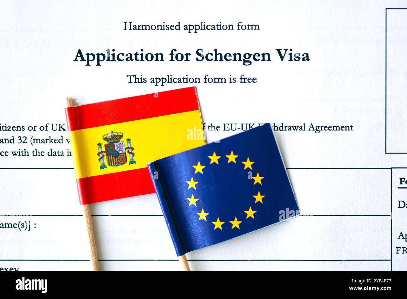 Leer mit Antrag auf Schengen-Visum und Flaggen Spaniens und der EU-Flagge Stockfoto