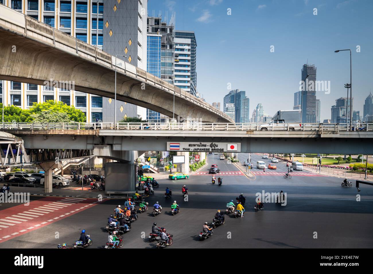 Blick auf die thailändische japanische Freundschaftsbrücke Bangkok. Die Silom Rd überquert die Rama 4. Mit dem Lumpini Park auf der rechten Seite. Die Ratchadamri Rd führt nach Norden. Stockfoto