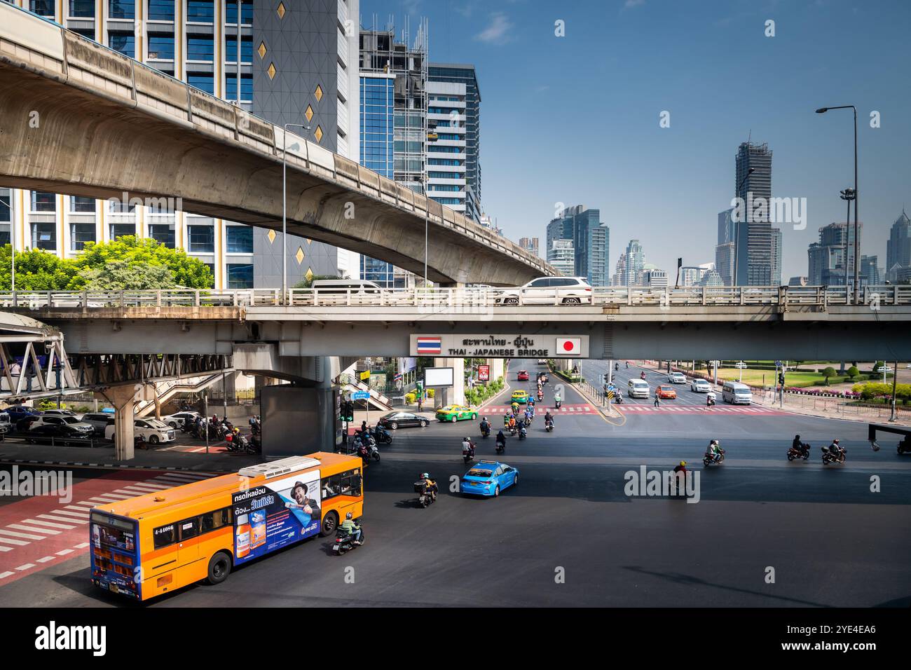 Blick auf die thailändische japanische Freundschaftsbrücke Bangkok. Die Silom Rd überquert die Rama 4. Mit dem Lumpini Park auf der rechten Seite. Die Ratchadamri Rd führt nach Norden. Stockfoto