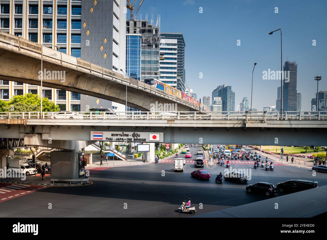 Blick auf die thailändische japanische Freundschaftsbrücke Bangkok. Die Silom Rd überquert die Rama 4. Mit dem Lumpini Park auf der rechten Seite. Die Ratchadamri Rd führt nach Norden. Stockfoto