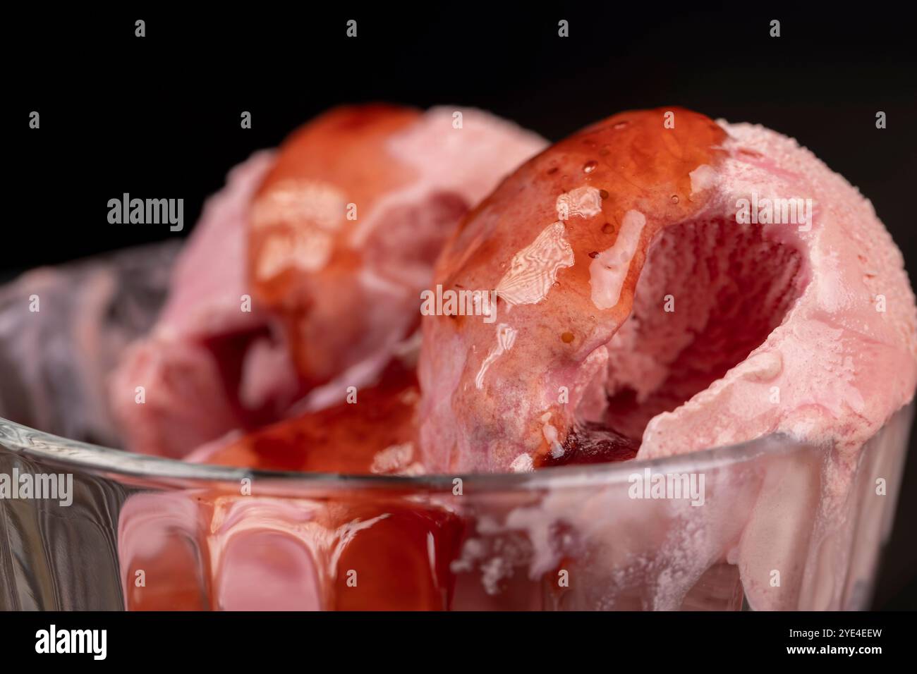 Cremiges Eis mit Erdbeergeschmack in der Nähe, rotes Erdbeereis Stockfoto