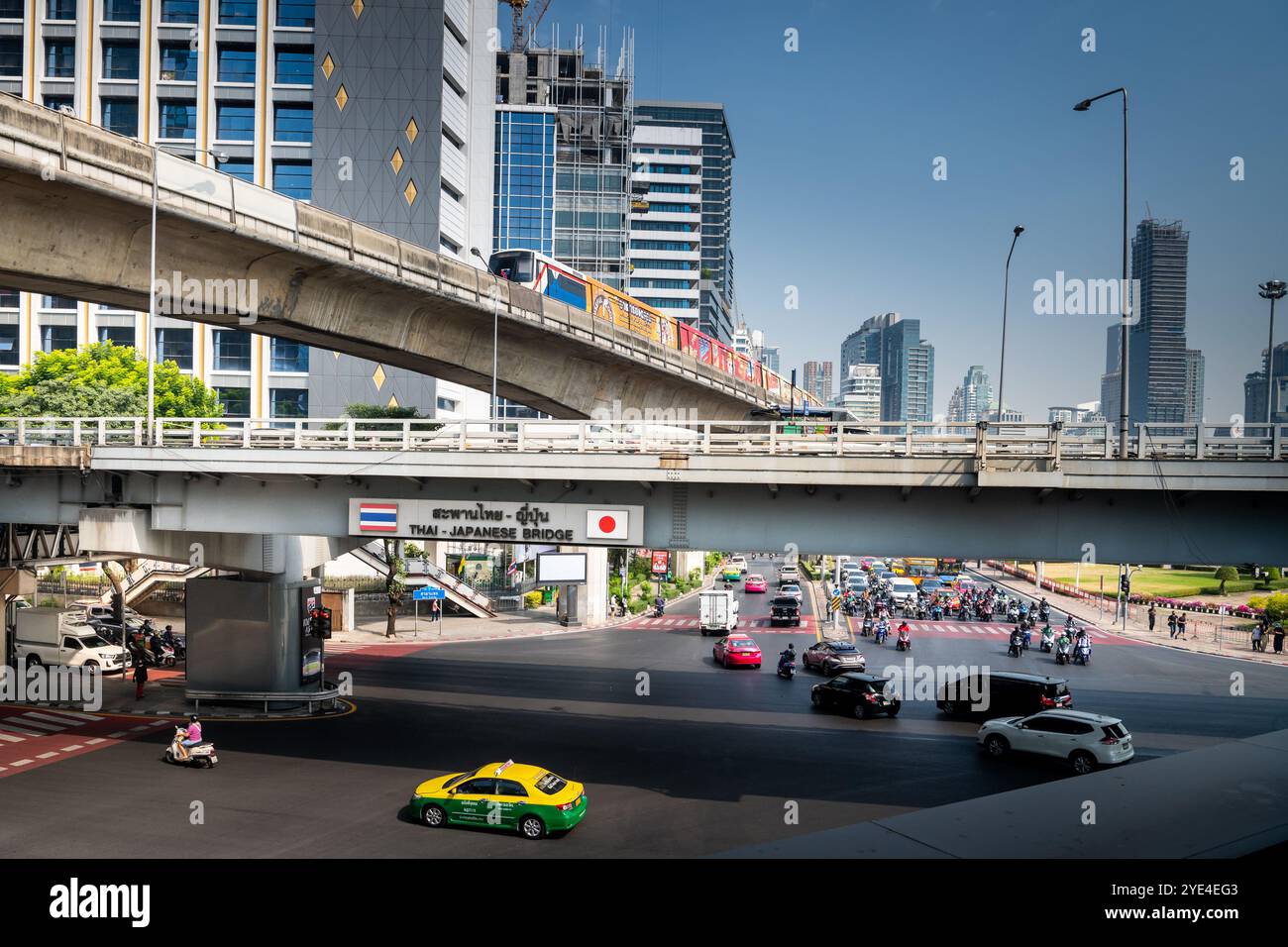 Blick auf die thailändische japanische Freundschaftsbrücke Bangkok. Die Silom Rd überquert die Rama 4. Mit dem Lumpini Park auf der rechten Seite. Die Ratchadamri Rd führt nach Norden. Stockfoto