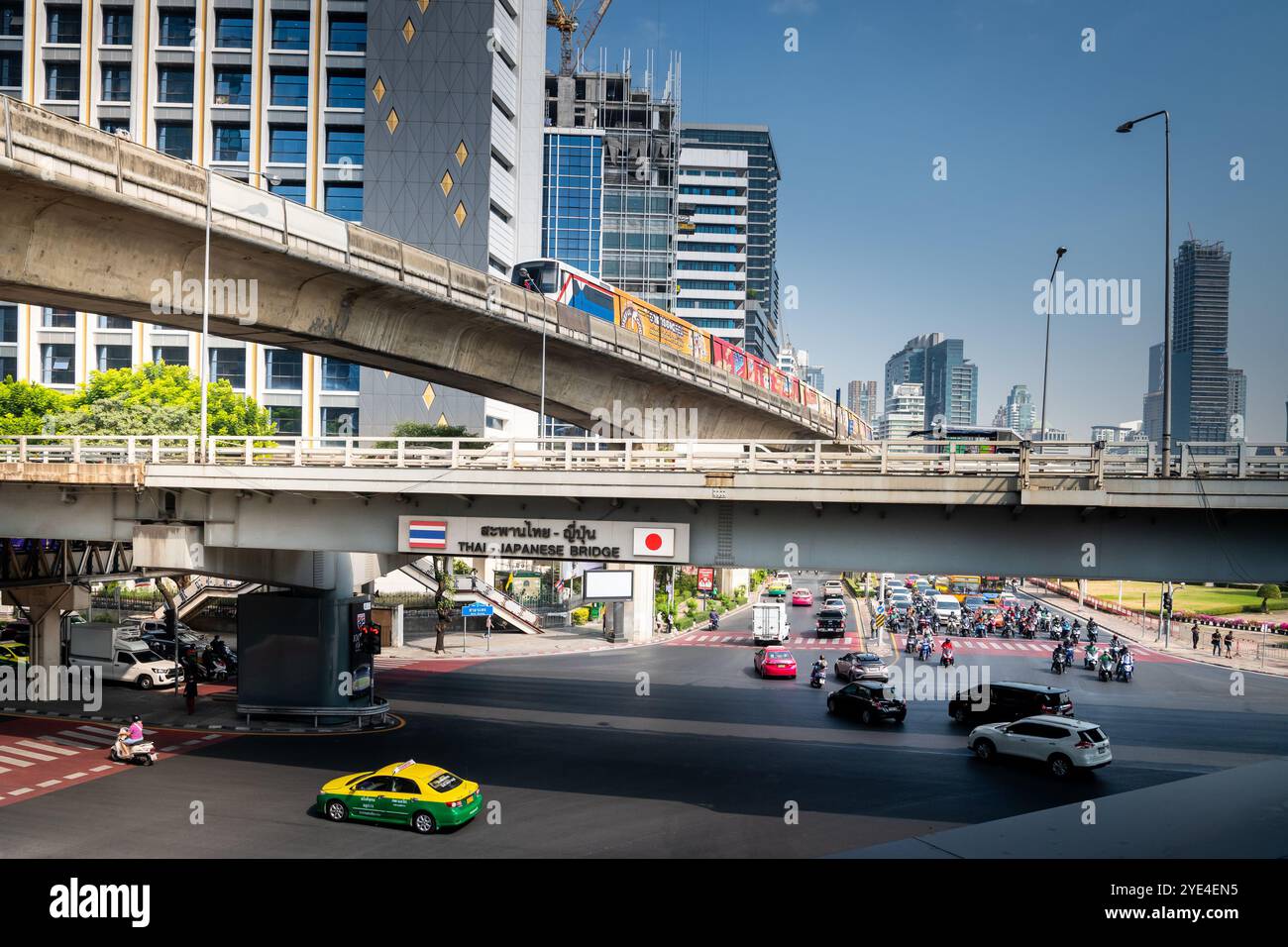 Blick auf die thailändische japanische Freundschaftsbrücke Bangkok. Die Silom Rd überquert die Rama 4. Mit dem Lumpini Park auf der rechten Seite. Die Ratchadamri Rd führt nach Norden. Stockfoto