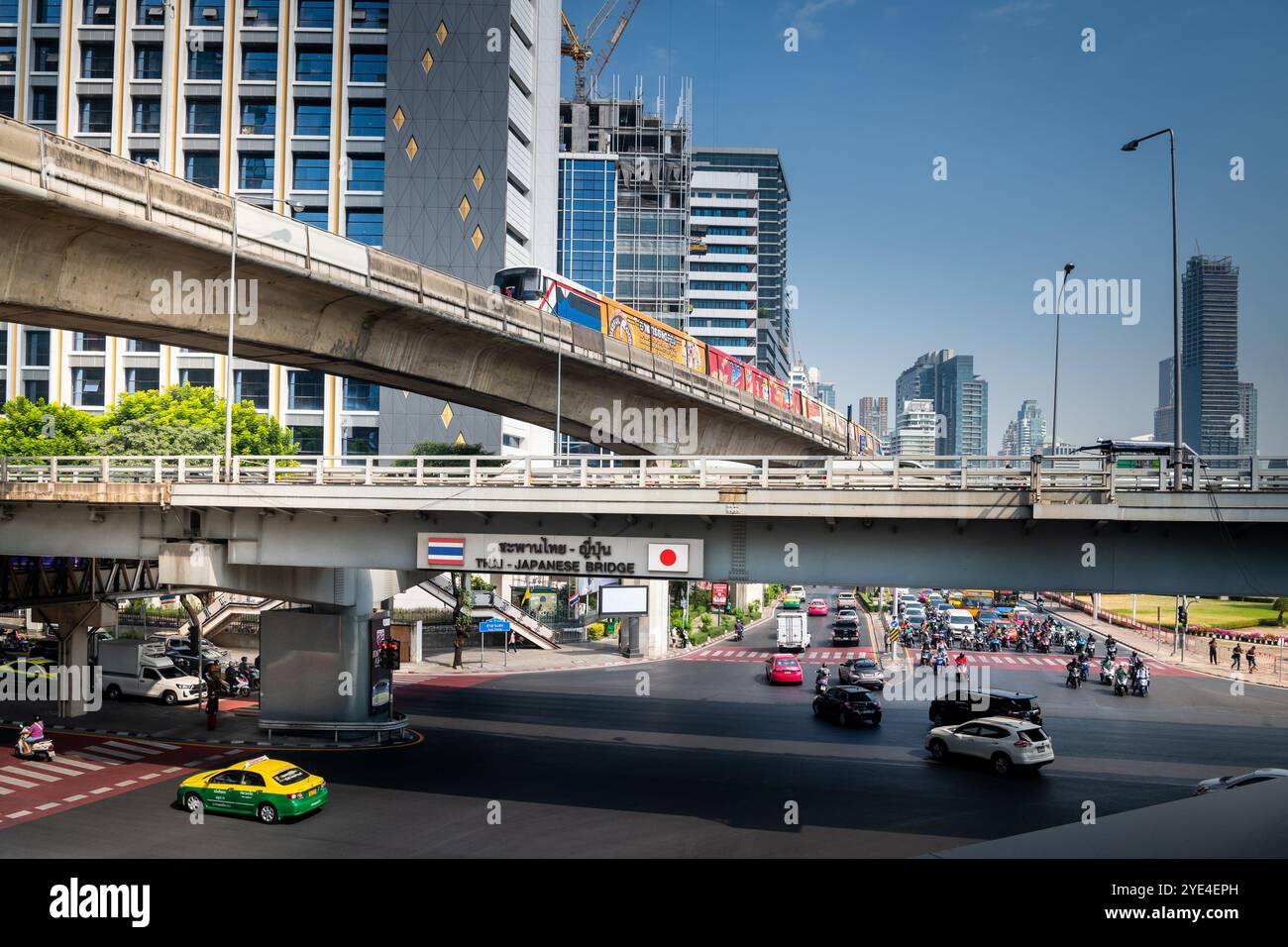 Blick auf die thailändische japanische Freundschaftsbrücke Bangkok. Die Silom Rd überquert die Rama 4. Mit dem Lumpini Park auf der rechten Seite. Die Ratchadamri Rd führt nach Norden. Stockfoto