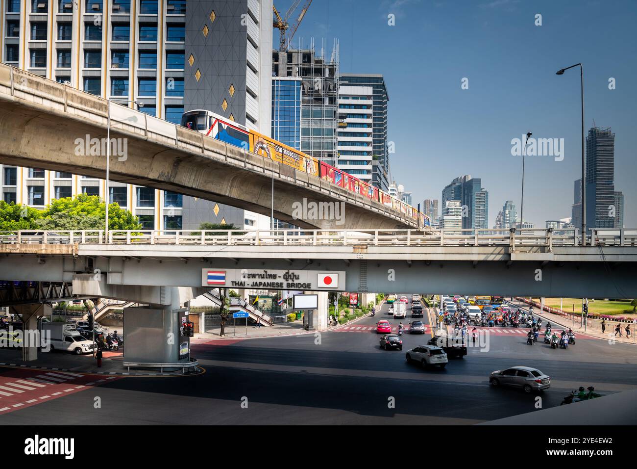 Blick auf die thailändische japanische Freundschaftsbrücke Bangkok. Die Silom Rd überquert die Rama 4. Mit dem Lumpini Park auf der rechten Seite. Die Ratchadamri Rd führt nach Norden. Stockfoto