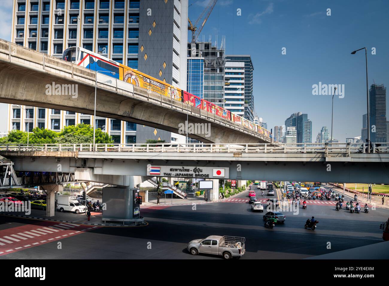 Blick auf die thailändische japanische Freundschaftsbrücke Bangkok. Die Silom Rd überquert die Rama 4. Mit dem Lumpini Park auf der rechten Seite. Die Ratchadamri Rd führt nach Norden. Stockfoto