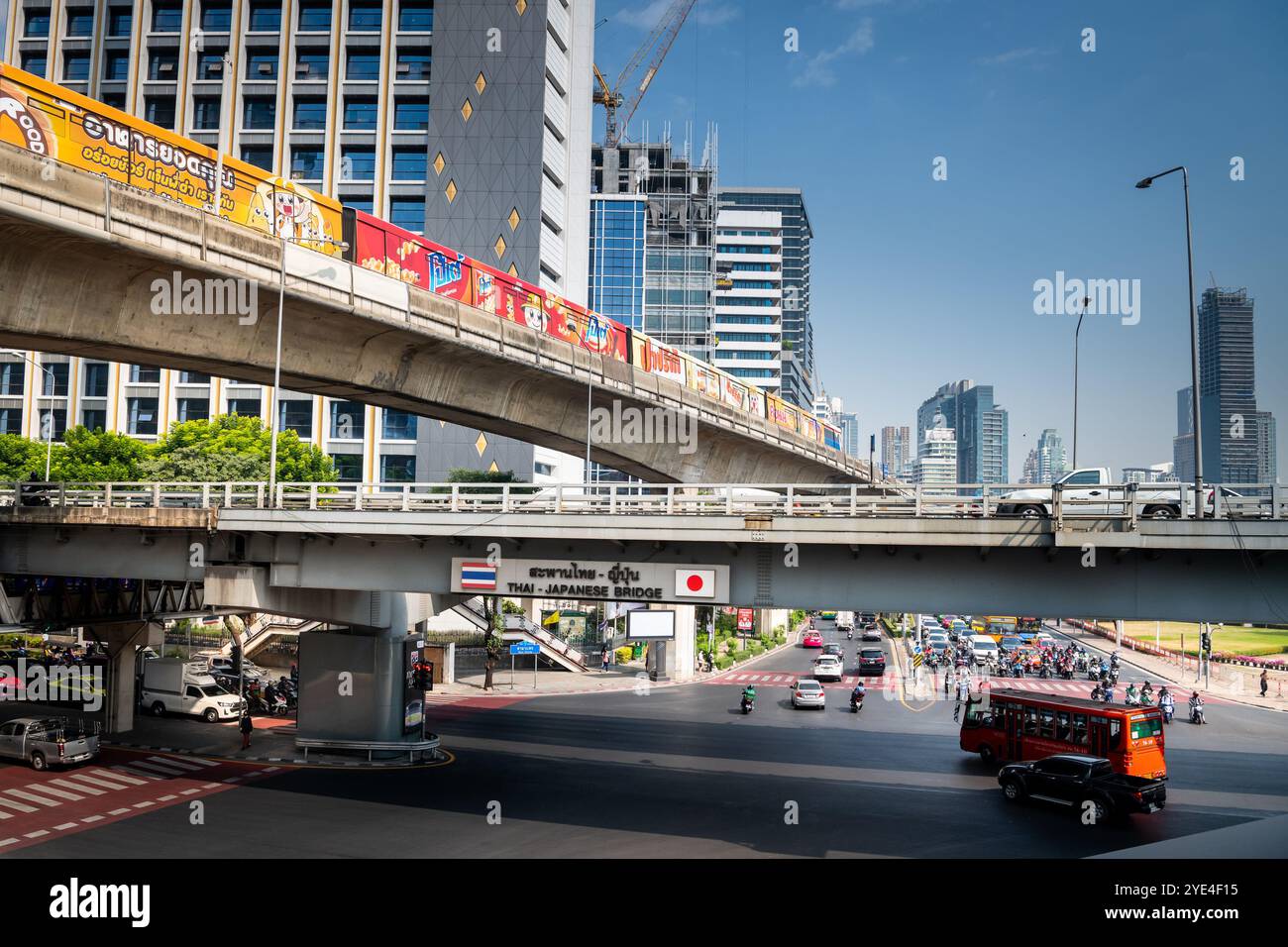 Blick auf die thailändische japanische Freundschaftsbrücke Bangkok. Die Silom Rd überquert die Rama 4. Mit dem Lumpini Park auf der rechten Seite. Die Ratchadamri Rd führt nach Norden. Stockfoto