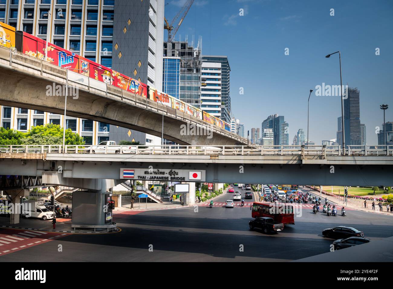 Blick auf die thailändische japanische Freundschaftsbrücke Bangkok. Die Silom Rd überquert die Rama 4. Mit dem Lumpini Park auf der rechten Seite. Die Ratchadamri Rd führt nach Norden. Stockfoto