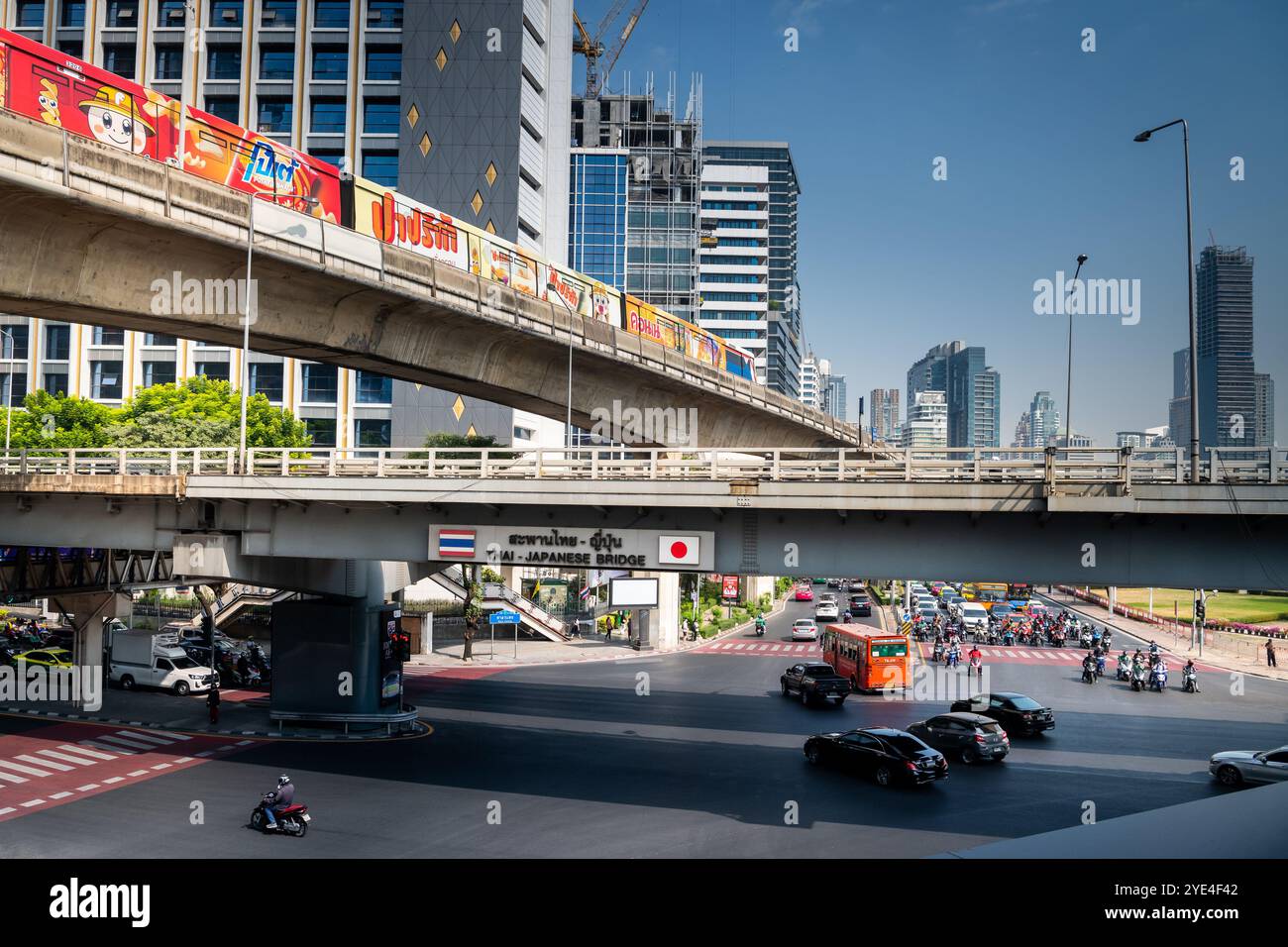 Blick auf die thailändische japanische Freundschaftsbrücke Bangkok. Die Silom Rd überquert die Rama 4. Mit dem Lumpini Park auf der rechten Seite. Die Ratchadamri Rd führt nach Norden. Stockfoto