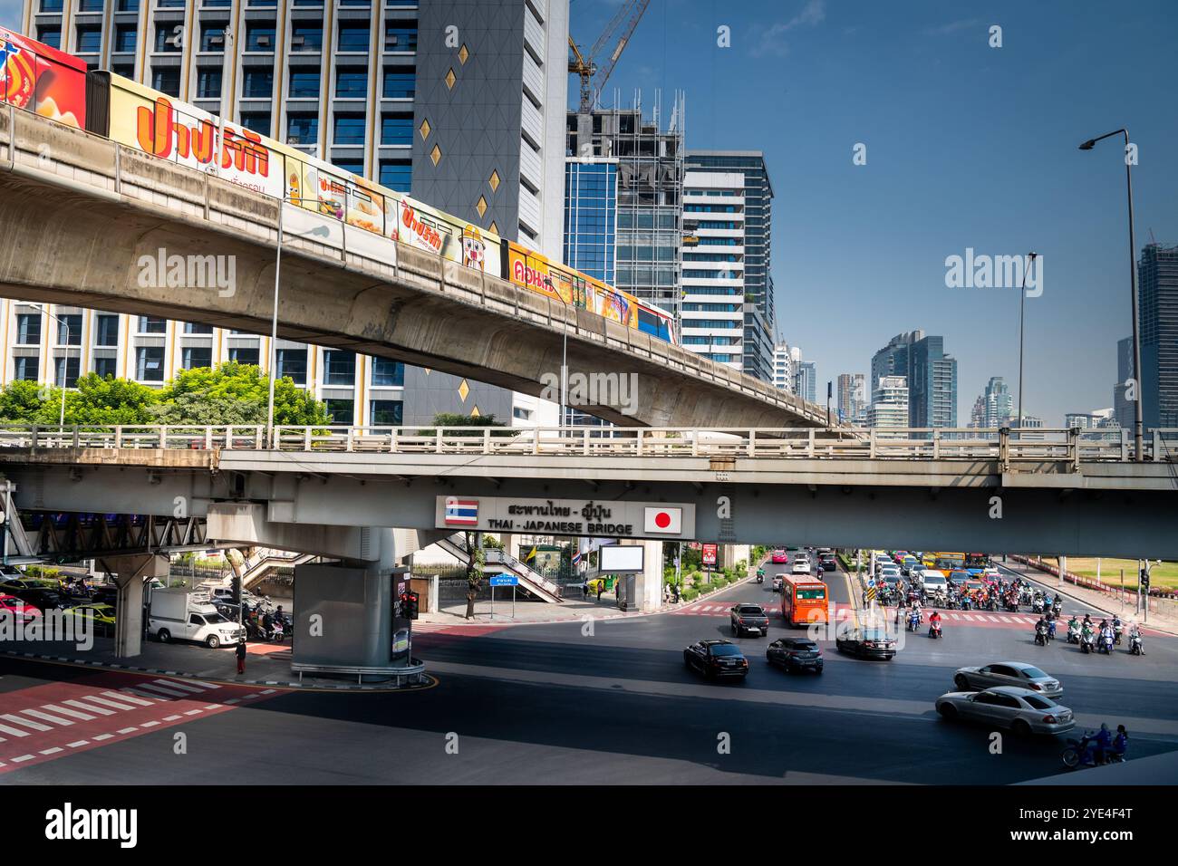 Blick auf die thailändische japanische Freundschaftsbrücke Bangkok. Die Silom Rd überquert die Rama 4. Mit dem Lumpini Park auf der rechten Seite. Die Ratchadamri Rd führt nach Norden. Stockfoto