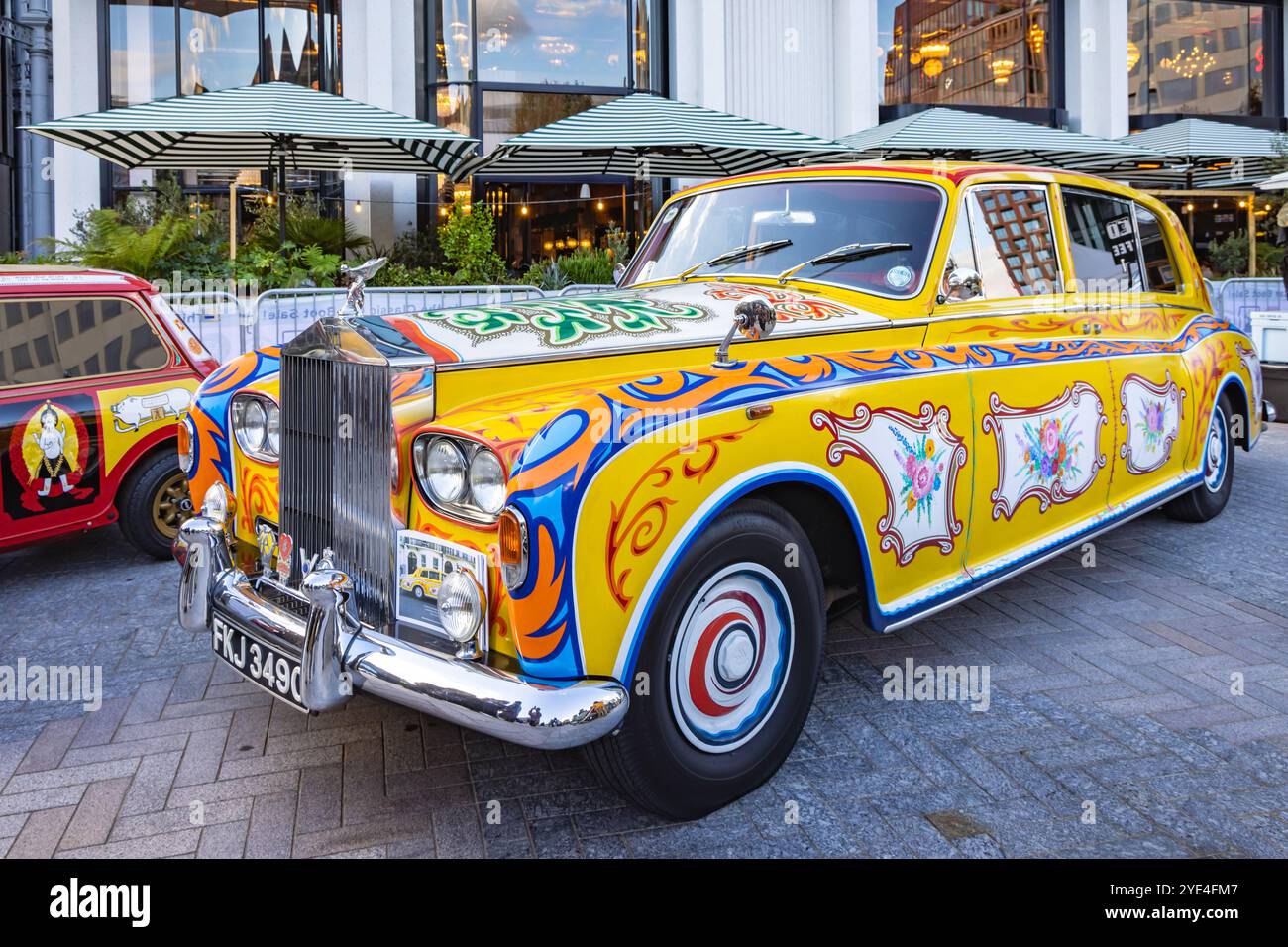 Exakte Nachbildung von John Lennons „psychedelischen“ Rolls-Royce Phantom Mulliner Park Ward, gebaut 2014, ausgestellt im Classic Car Boot Sale in London Stockfoto