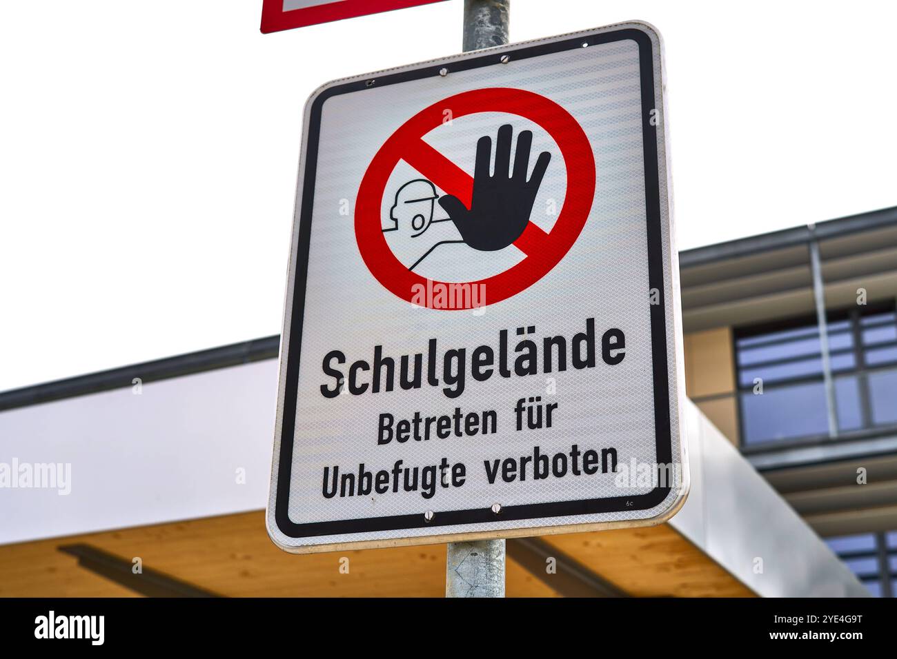 Gersthofen, Bayern, Deutschland - 29. Oktober 2024: Sicherheitswarnung am Schuleingang, unbefugte Personen sind strengstens verboten, Schutz für Schüler und Schulpersonal *** Sicherheitswarnung am Schuleingang, Betreten des Schulgeländes für unbefugte streng verboten, Schutz für Schüler und Schulpersonal Stockfoto