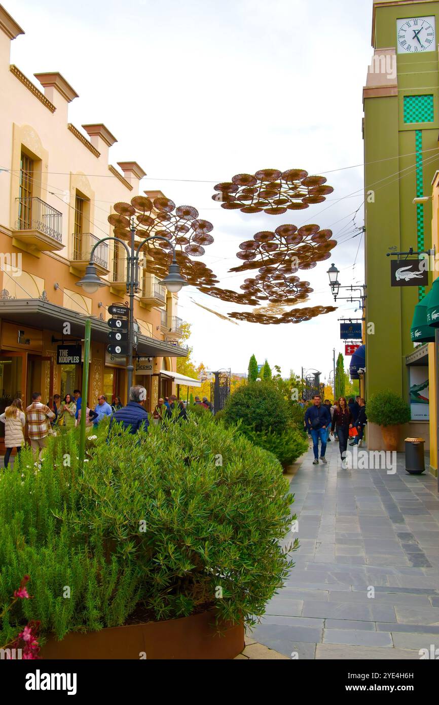 Dachdekoration entlang der Fußgängerzone Las Rozas Village Outlet Shopping Mall mit dekorativen Pflanzen Madrid Spanien Stockfoto